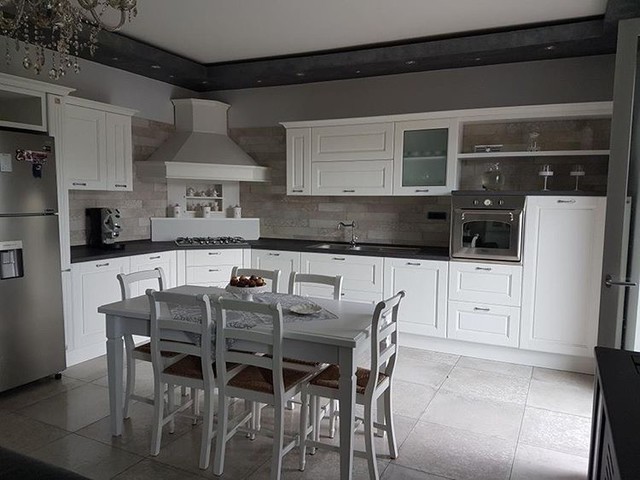 Casa in stile Shabby Chic con pavimento gres porcellanato serie Terra shabby-chic-style-kueche
