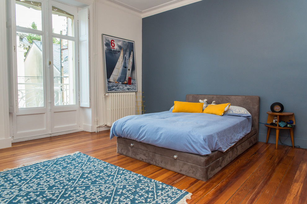 Design ideas for a mid-sized transitional guest bedroom in Nantes with blue walls, dark hardwood floors, no fireplace and brown floor.