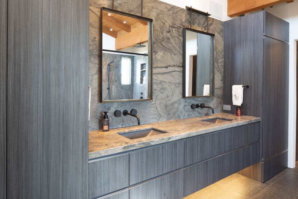 Ispirazione per una stanza da bagno padronale design con ante lisce, ante grigie, top in marmo, top grigio, due lavabi e mobile bagno sospeso
