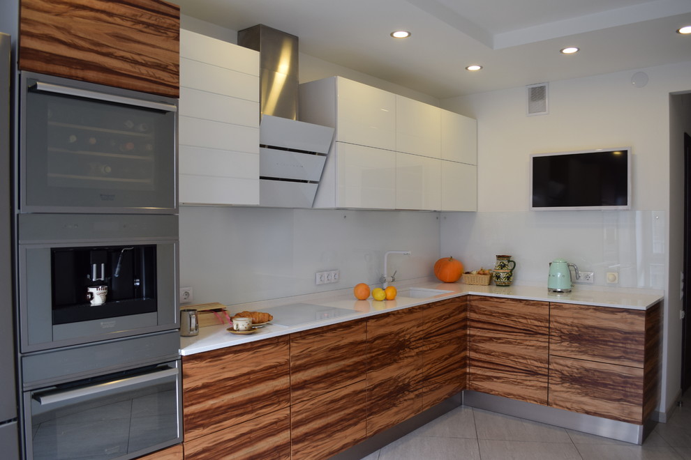 Кухня без ручек с электроприводами фасадов