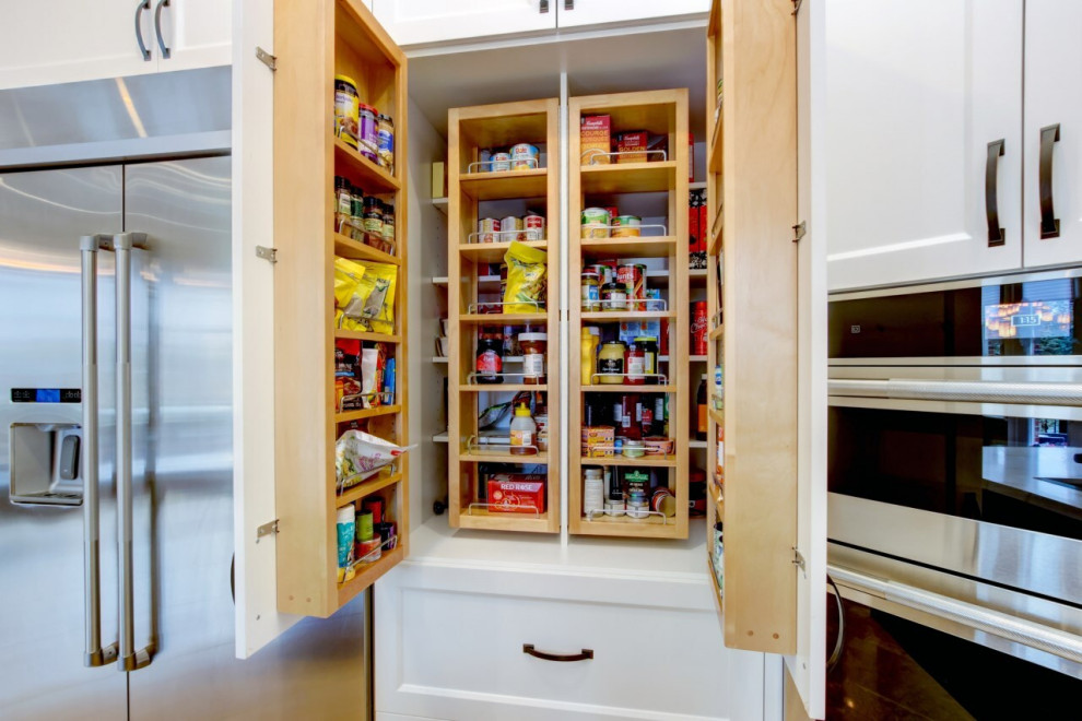 Transitional kitchen photo in Toronto