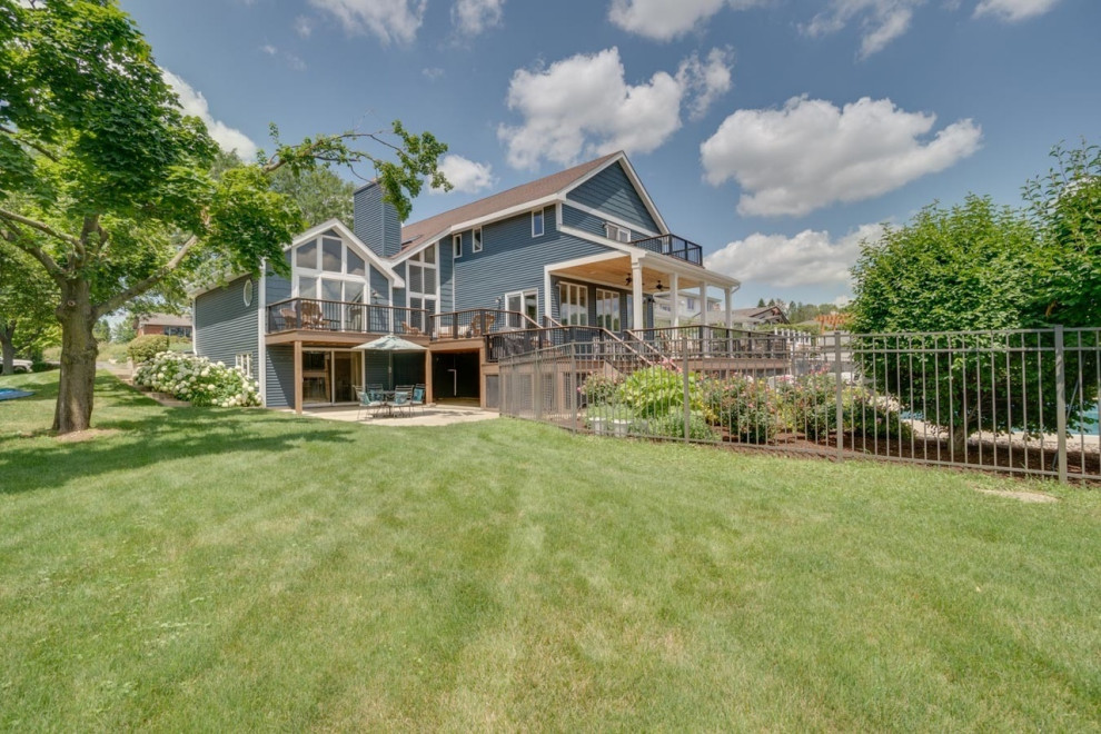Lakefront Lodge