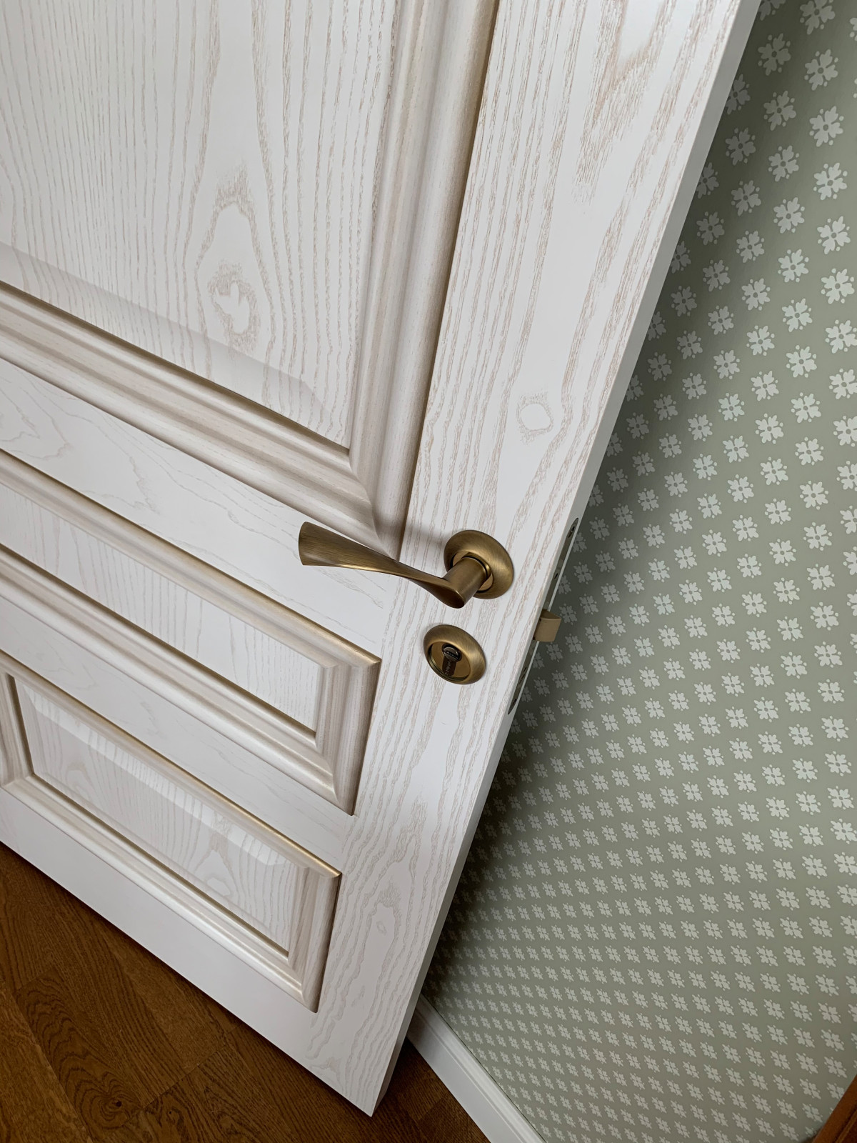 2 этаж. Сочетание светлых дверей и обоев в спальне.