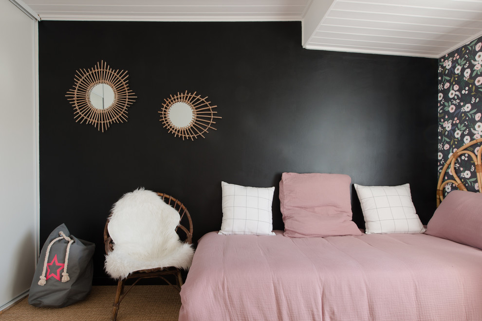 This is an example of a scandinavian kids' room for girls in Montpellier with black walls, carpet and beige floor.