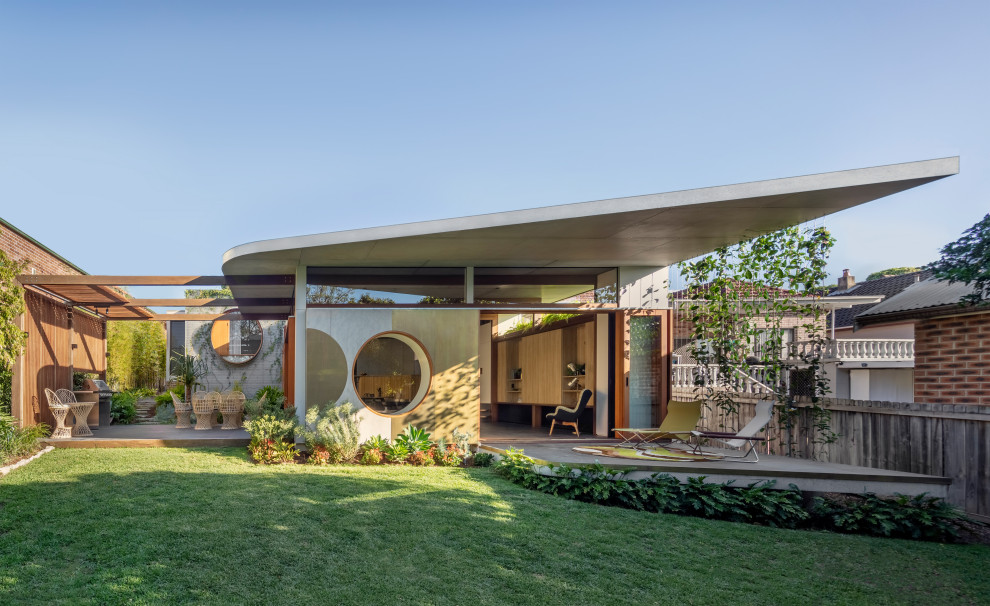 This is an example of a midcentury garden in Sydney.