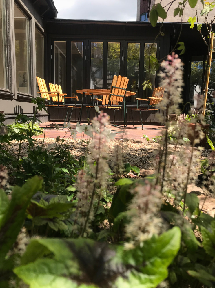 На фото: маленький двор на заднем дворе в классическом стиле с мощением клинкерной брусчаткой для на участке и в саду