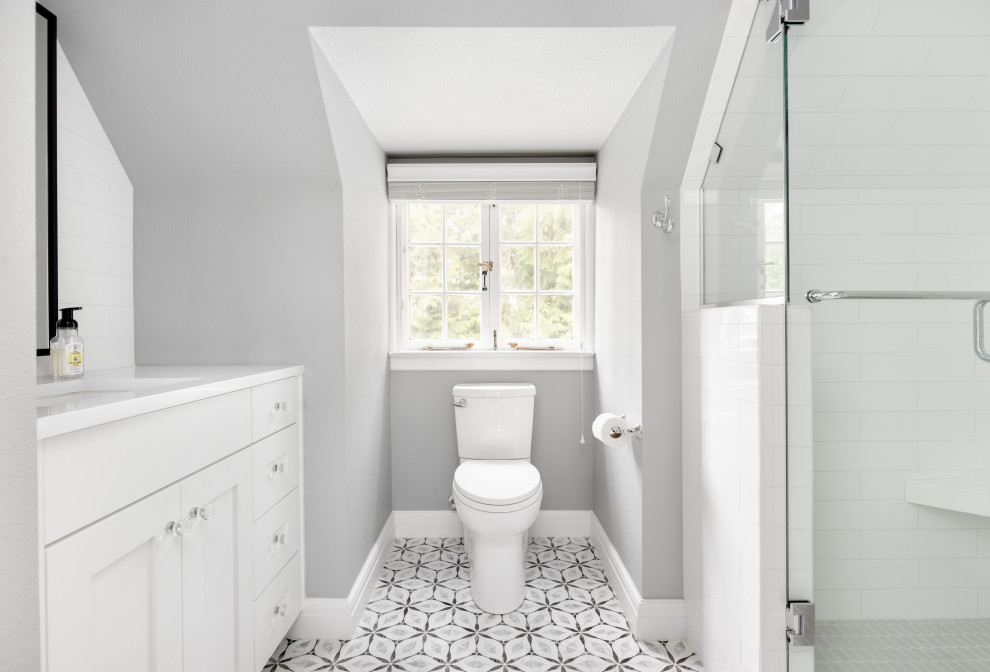 Источник вдохновения для домашнего уюта: маленькая детская ванная комната в классическом стиле с фасадами в стиле шейкер, белыми фасадами, душем в нише, раздельным унитазом, белой плиткой, керамической плиткой, серыми стенами, полом из керамической плитки, врезной раковиной, столешницей из искусственного кварца, разноцветным полом, душем с распашными дверями, белой столешницей, сиденьем для душа, тумбой под одну раковину, встроенной тумбой и сводчатым потолком для на участке и в саду