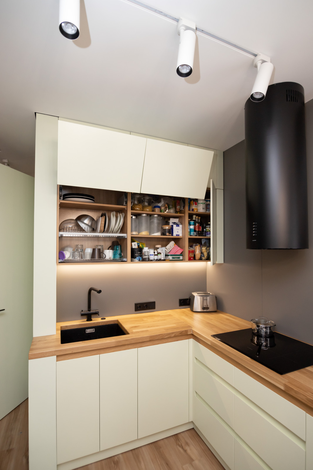 Компактная кухня-прихожая в современном стиле