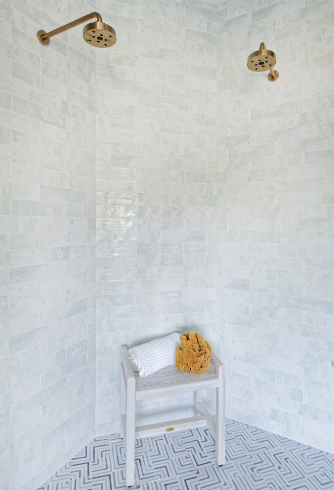 На фото: главная ванная комната среднего размера в современном стиле с фасадами в стиле шейкер, белыми фасадами, накладной ванной, душем над ванной, унитазом-моноблоком, серыми стенами, мраморным полом, врезной раковиной, тумбой под одну раковину и встроенной тумбой с