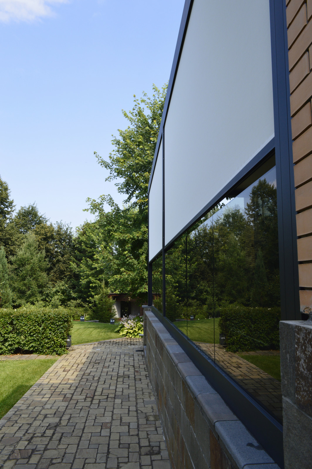 Сдвоенная биоклиматическая пергольная конструкция Renson Camargue