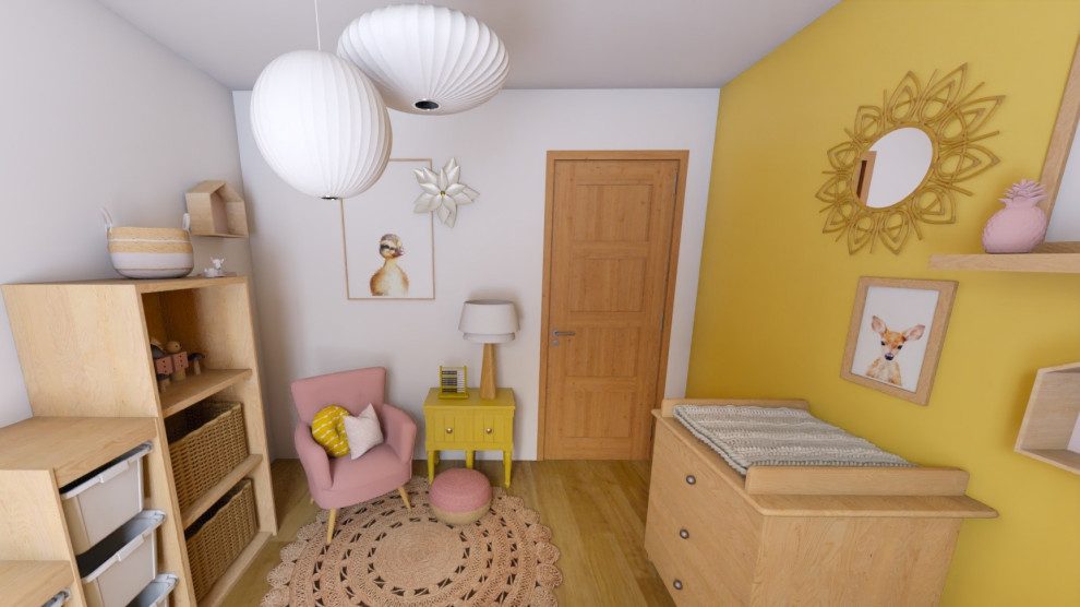 Réalisation d'une petite chambre de bébé fille nordique avec un mur jaune.