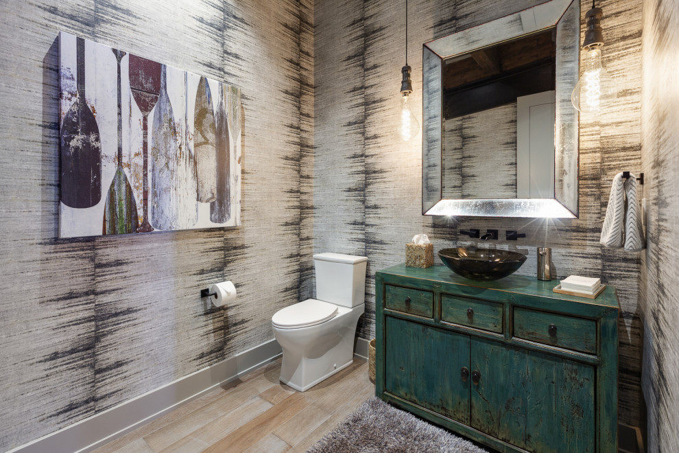Стильный дизайн: ванная комната в современном стиле с унитазом-моноблоком, полом из керамогранита, душевой кабиной, настольной раковиной, тумбой под одну раковину, напольной тумбой и обоями на стенах - последний тренд