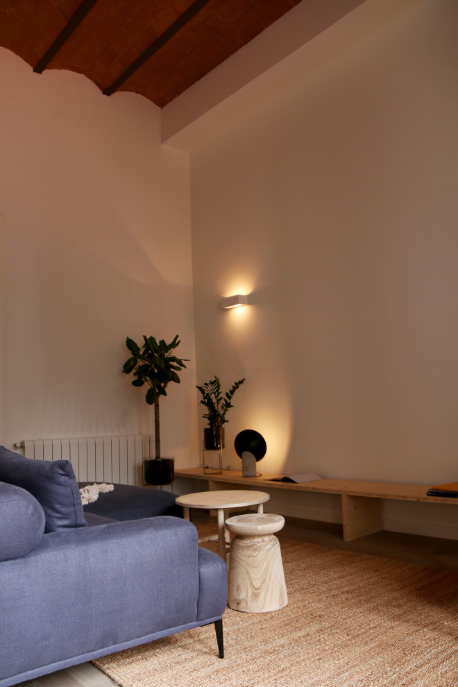 Источник вдохновения для домашнего уюта: открытая гостиная комната среднего размера в современном стиле с белыми стенами, светлым паркетным полом, мультимедийным центром, бежевым полом, балками на потолке и синим диваном