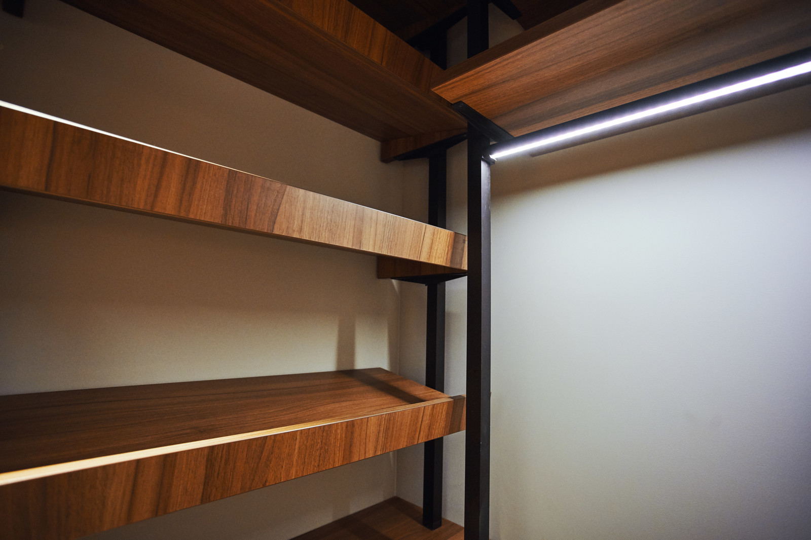 raumplus в интерьере квартиры на Минской, гардеробная UNO коридор