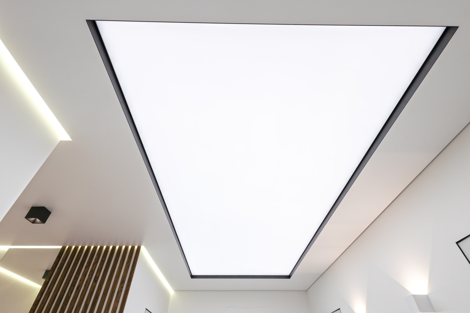 Установка натяжных потолков в квартире.