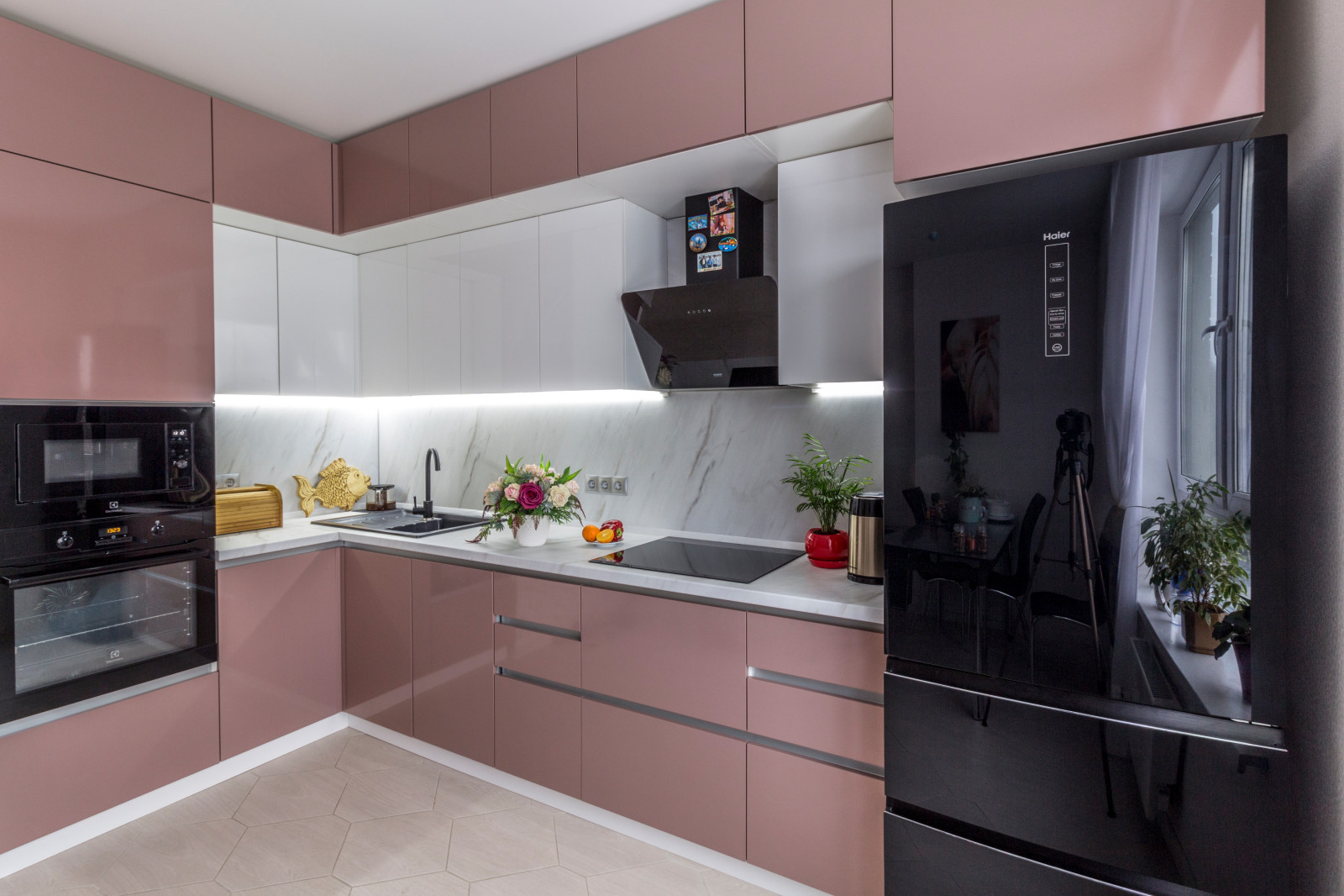 Яркая кухня с фасадами из пластика