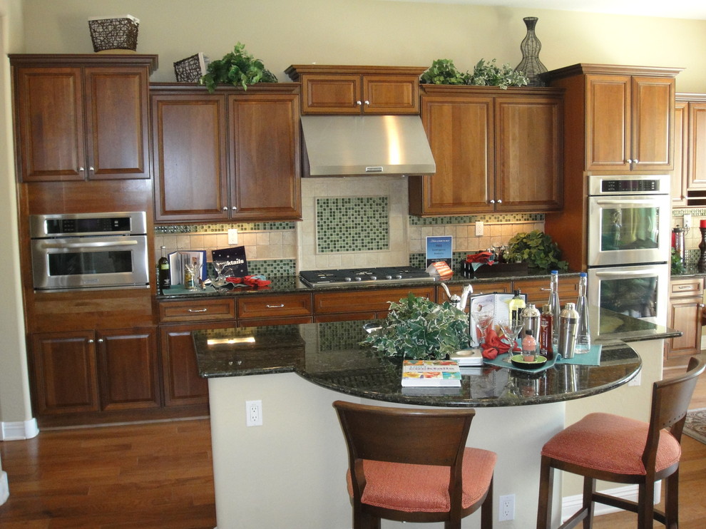 Transitional kitchen photo in Phoenix