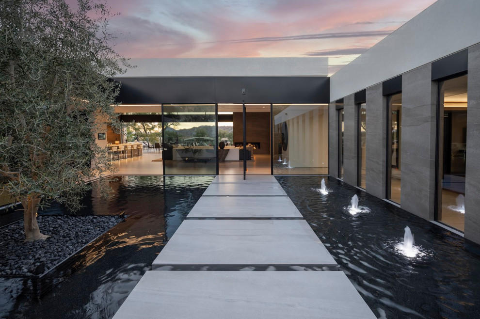 Idee per un giardino formale minimalista esposto in pieno sole di medie dimensioni e davanti casa con fontane