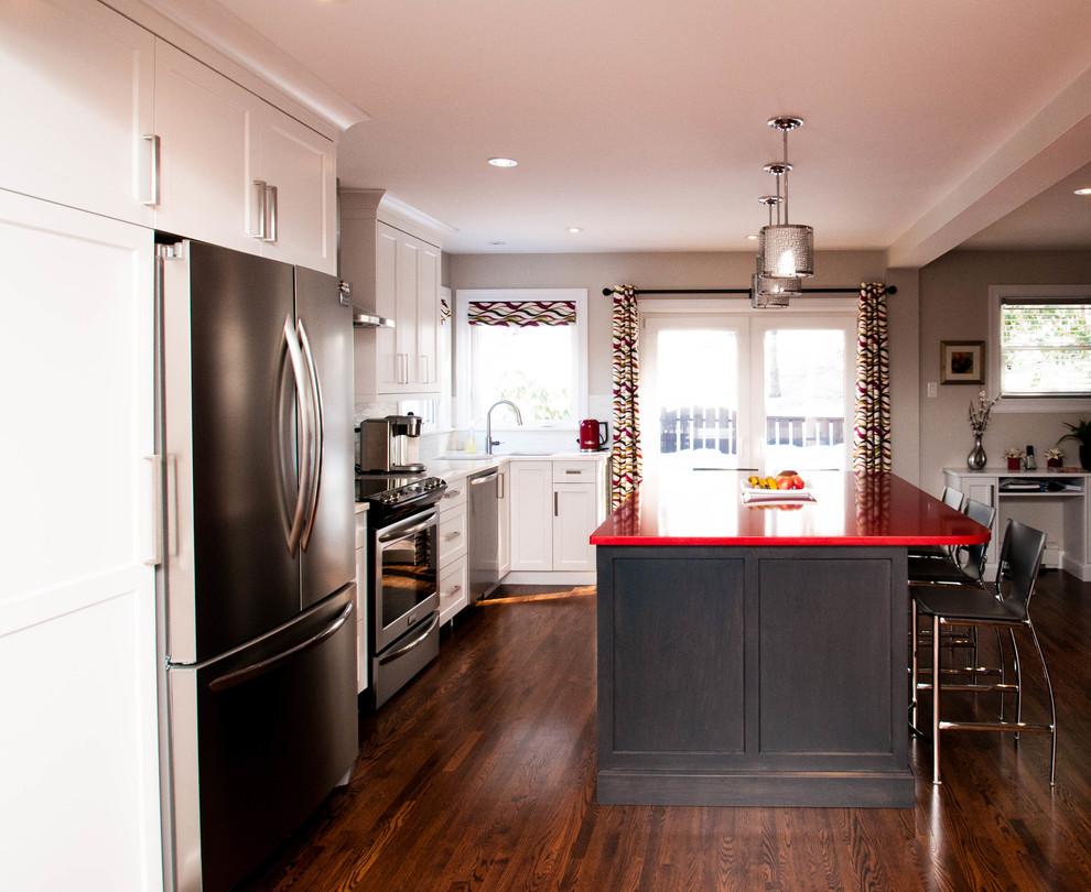 Eat-in kitchen - mid-sized transitional l-shaped medium tone wood floor eat-in kitchen idea with an undermount sink, shaker cabinets, white cabinets, quartz countertops, gray backsplash, stone tile backsplash, stainless steel appliances and an island