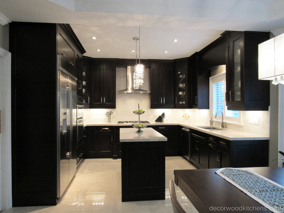 Example of a mid-sized transitional u-shaped porcelain tile eat-in kitchen design in Toronto with an undermount sink, shaker cabinets, dark wood cabinets, quartzite countertops, white backsplash, porcelain backsplash, stainless steel appliances and an island