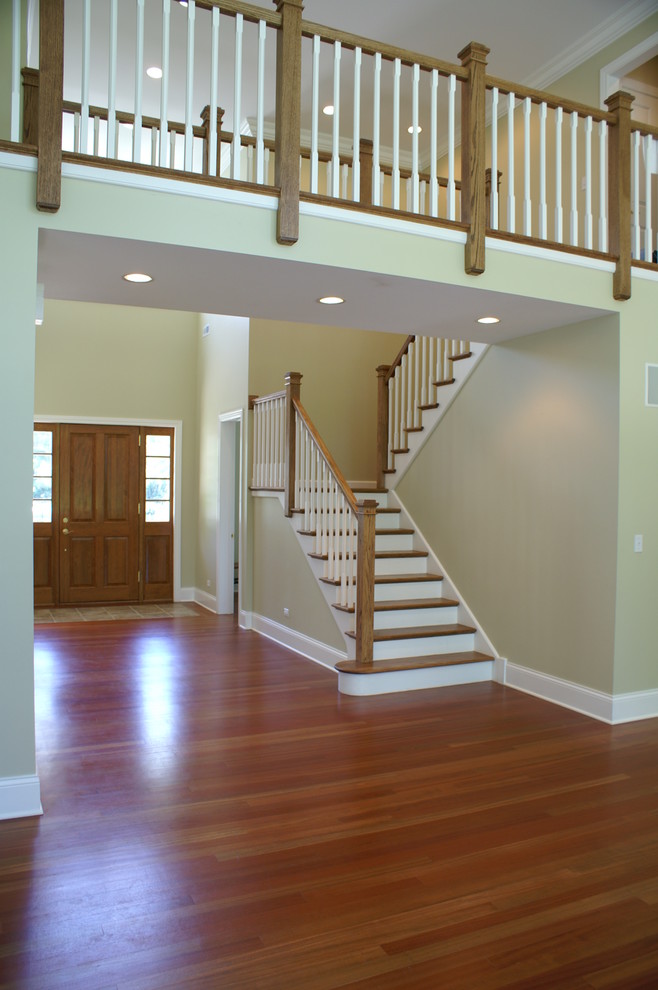 Example of a transitional entryway design in Chicago