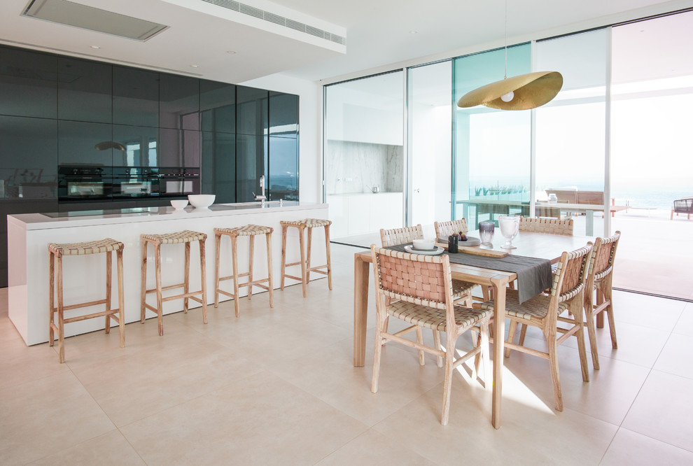 Diseño de comedor de cocina minimalista grande con suelo beige y paredes blancas