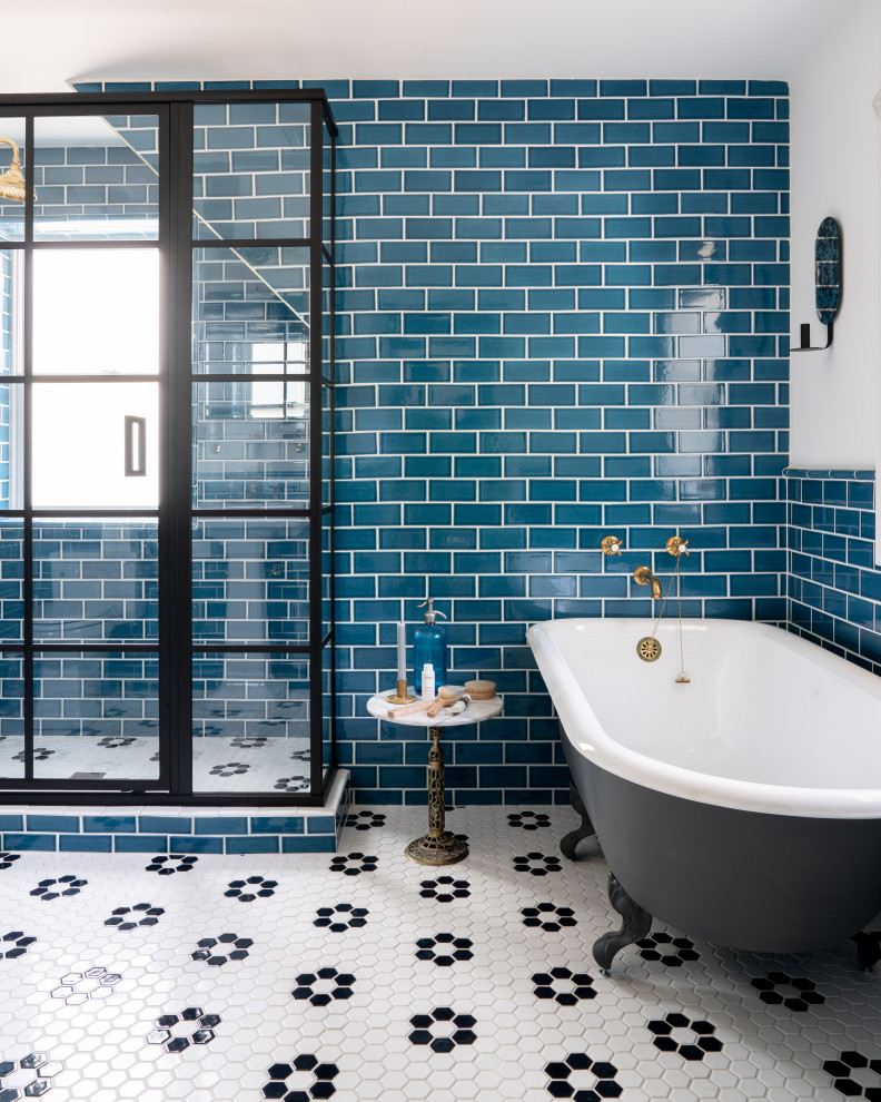 Idéer för stora vintage en-suite badrum, med ett fristående badkar, en dusch i en alkov, blå kakel, keramikplattor, klinkergolv i keramik, ett piedestal handfat, flerfärgat golv och dusch med gångjärnsdörr