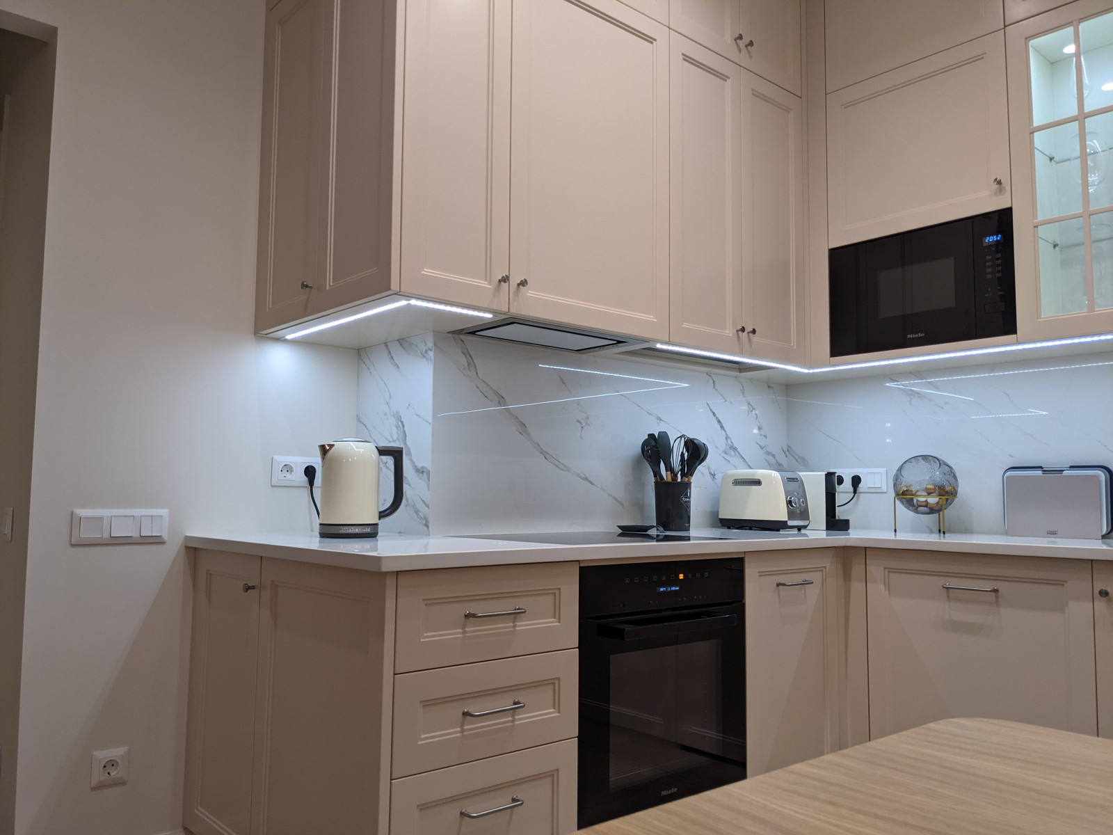 Маленькая белая кухня в неоклассическом стиле