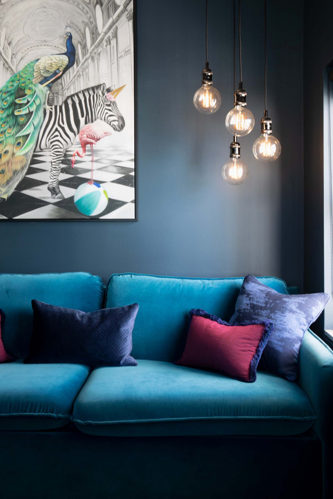 Idée de décoration pour un bureau minimaliste de taille moyenne avec un mur bleu, moquette, un bureau indépendant et un sol gris.