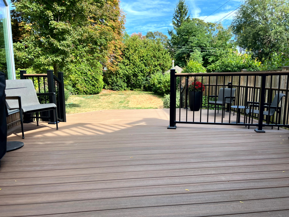 Example of a minimalist deck design in Toronto