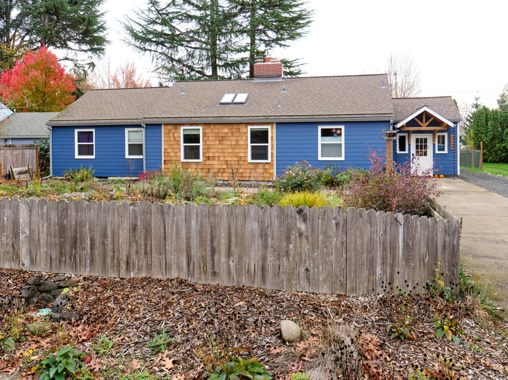 Diseño de fachada de casa azul y marrón contemporánea grande de una planta con tejado a dos aguas, tejado de teja de madera y tablilla
