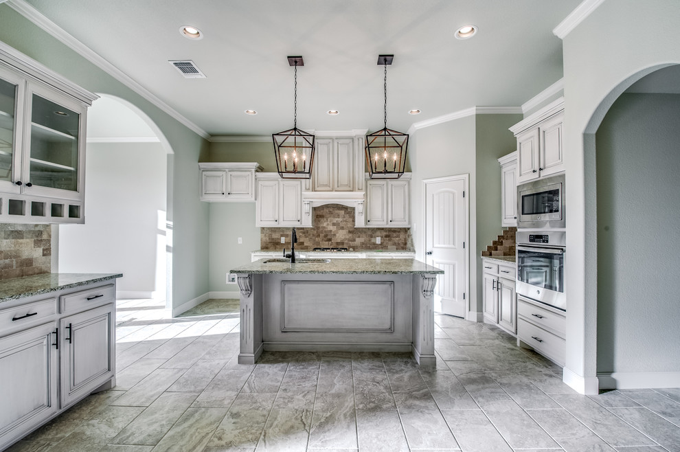 Transitional kitchen photo in Austin