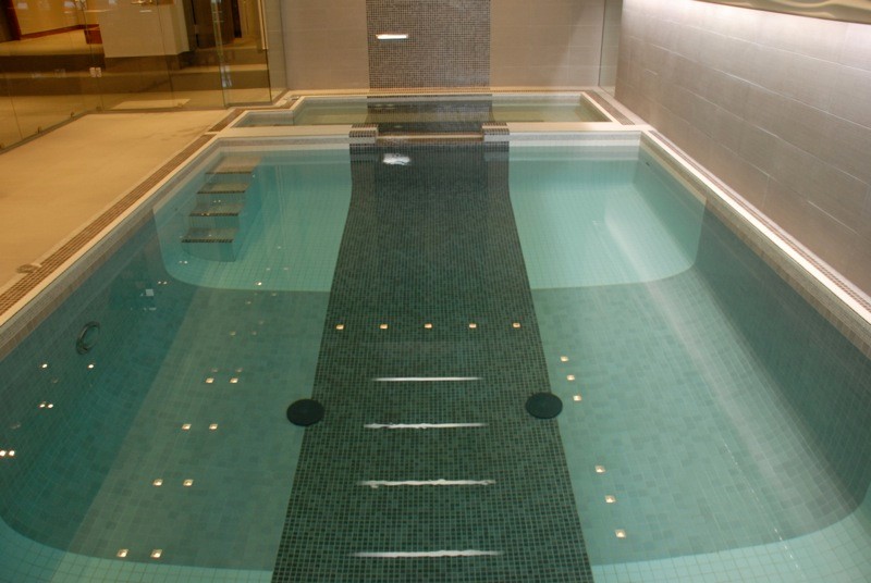Mid-sized mountain style tile and rectangular indoor pool photo