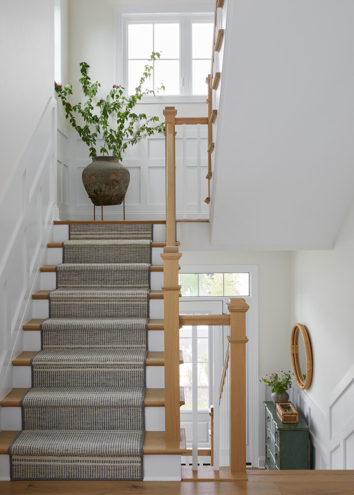 Свежая идея для дизайна: лестница в морском стиле с деревянными ступенями, крашенными деревянными подступенками, деревянными перилами и панелями на стенах - отличное фото интерьера