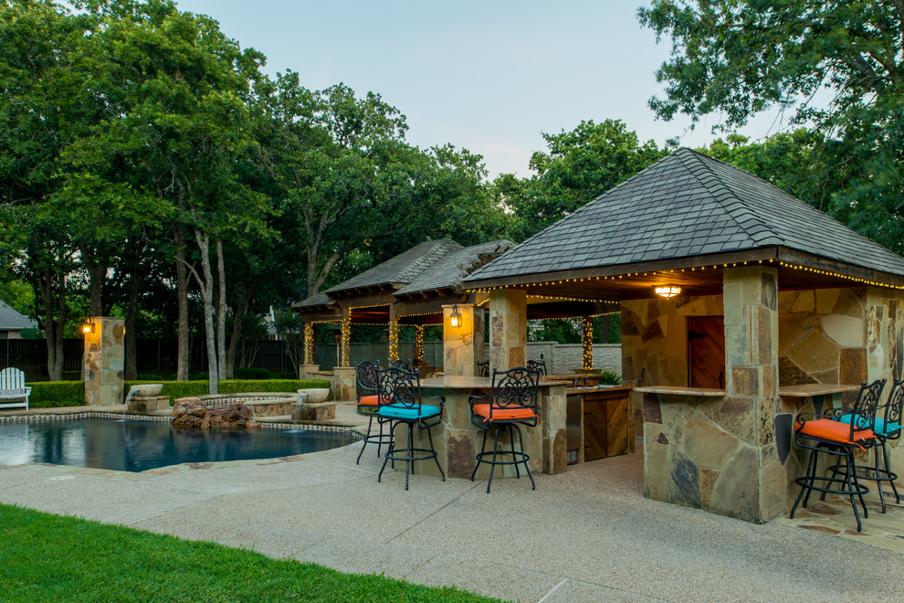 Mid-sized modern backyard custom-shaped natural pool in Dallas with a pool house and gravel.