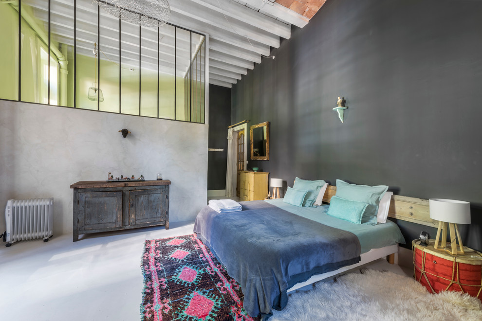 Cette photo montre une chambre éclectique avec un mur gris et aucune cheminée.