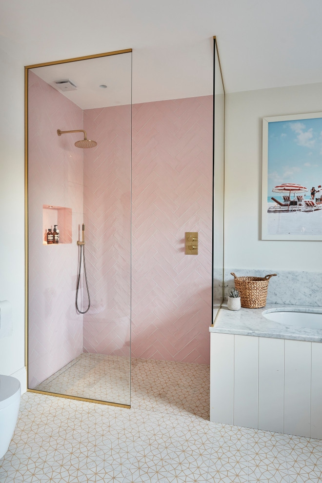 Inspiration för ett maritimt badrum, med ett undermonterat badkar, en hörndusch, rosa kakel och med dusch som är öppen