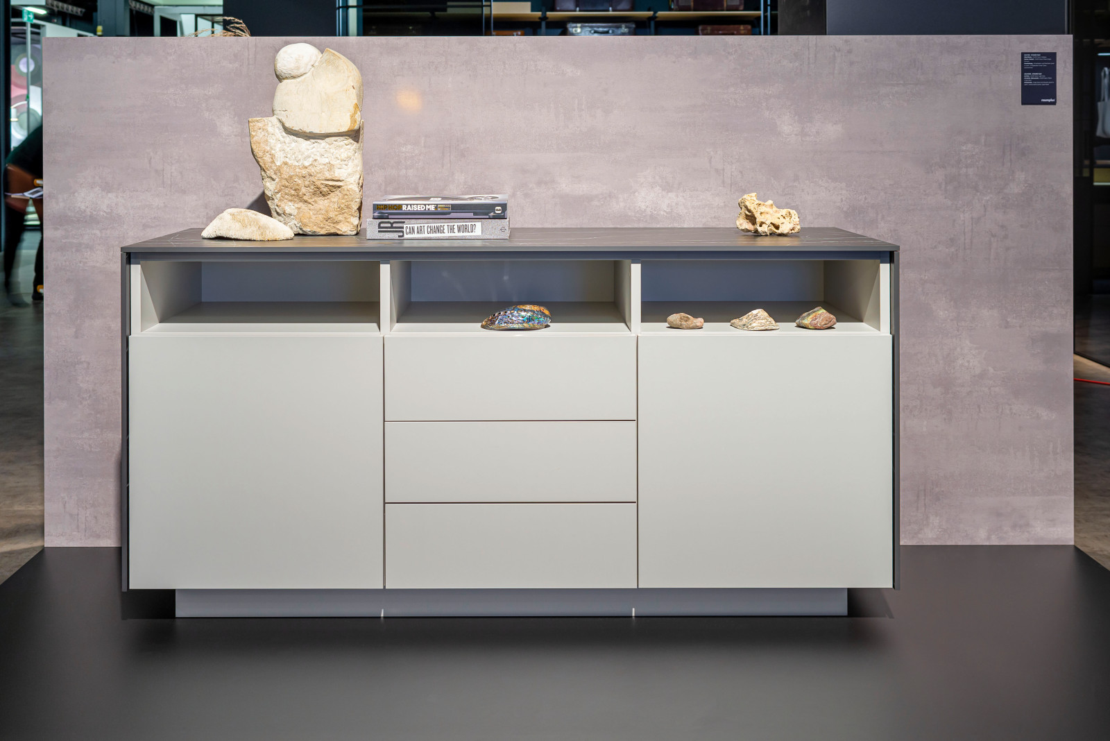 Белый комод raumplus с верхом под черный мрамор с выставки IMM Cologne 2020