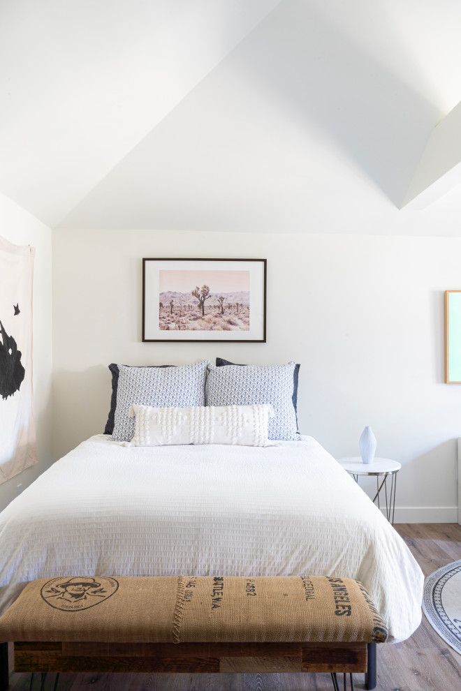 Стильный дизайн: маленькая спальня на антресоли в стиле неоклассика (современная классика) с бежевыми стенами, полом из винила, коричневым полом и сводчатым потолком для на участке и в саду - последний тренд