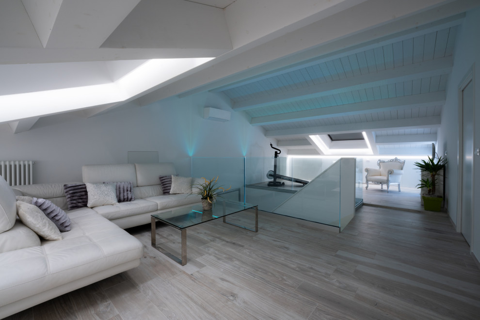 Foto di un grande soggiorno design aperto con pareti bianche, pavimento in gres porcellanato, nessuna TV, pavimento grigio e travi a vista