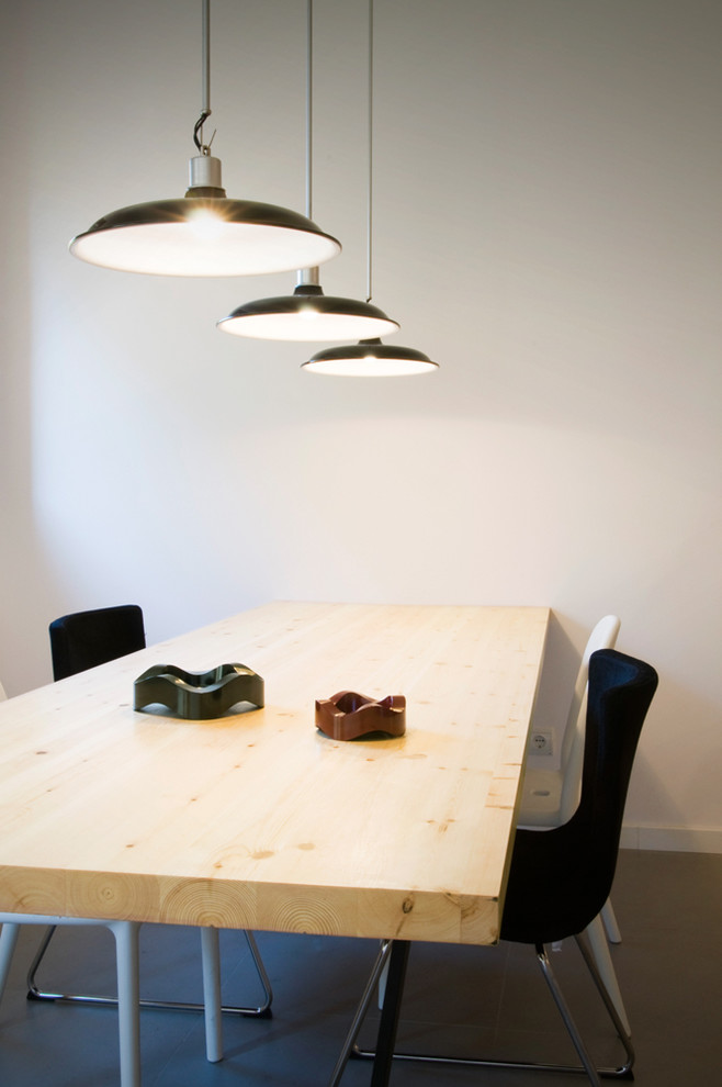 Modelo de comedor nórdico pequeño con paredes blancas y suelo de baldosas de cerámica