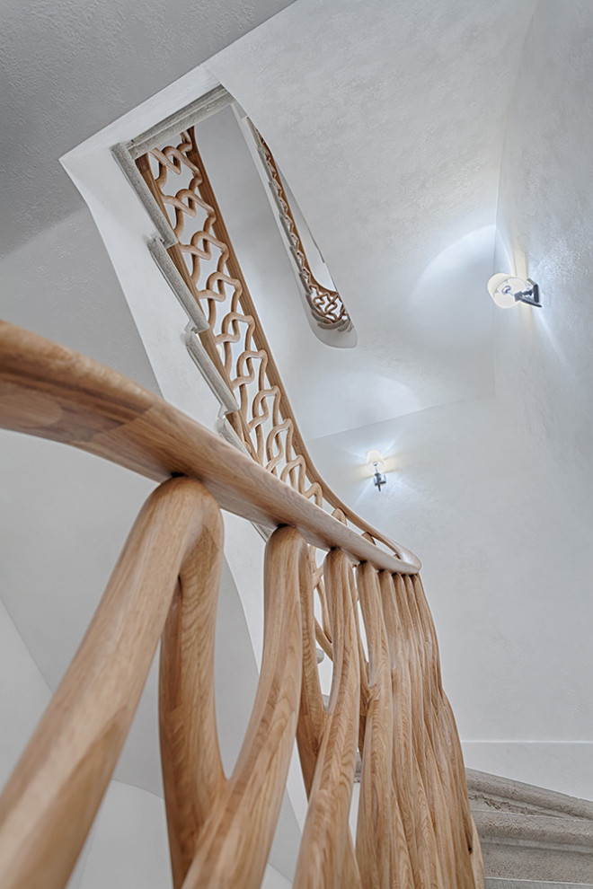 Gewendelte Stilmix Treppe mit Beton-Setzstufen in Berlin