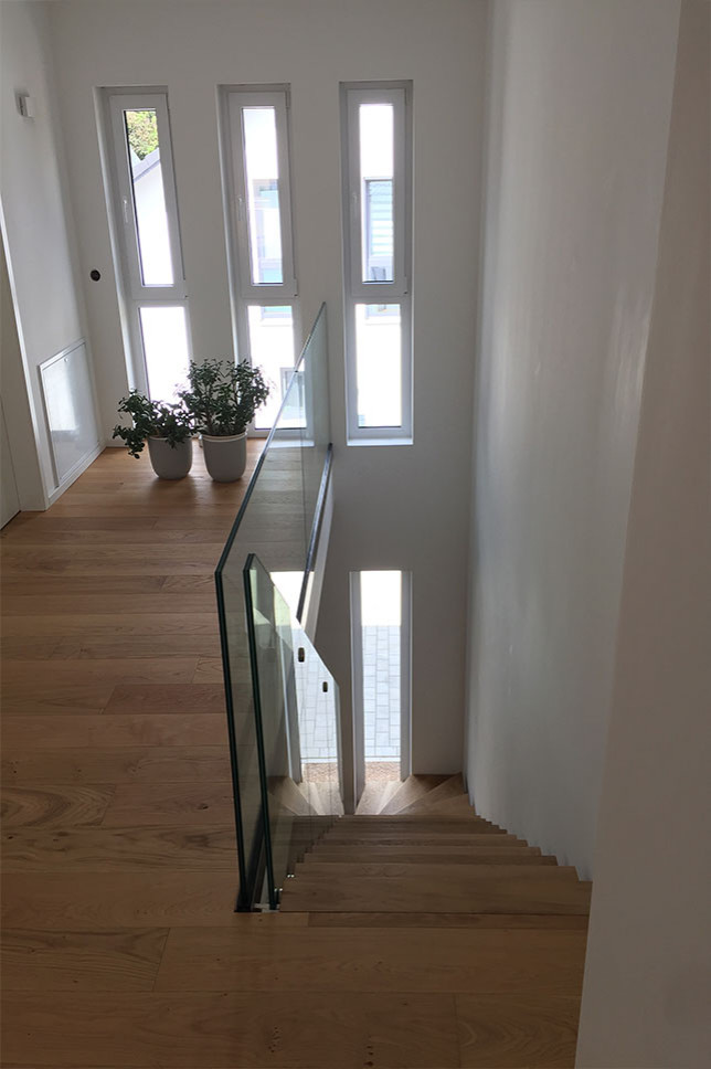 Idéer för en skandinavisk svängd trappa i trä, med räcke i glas
