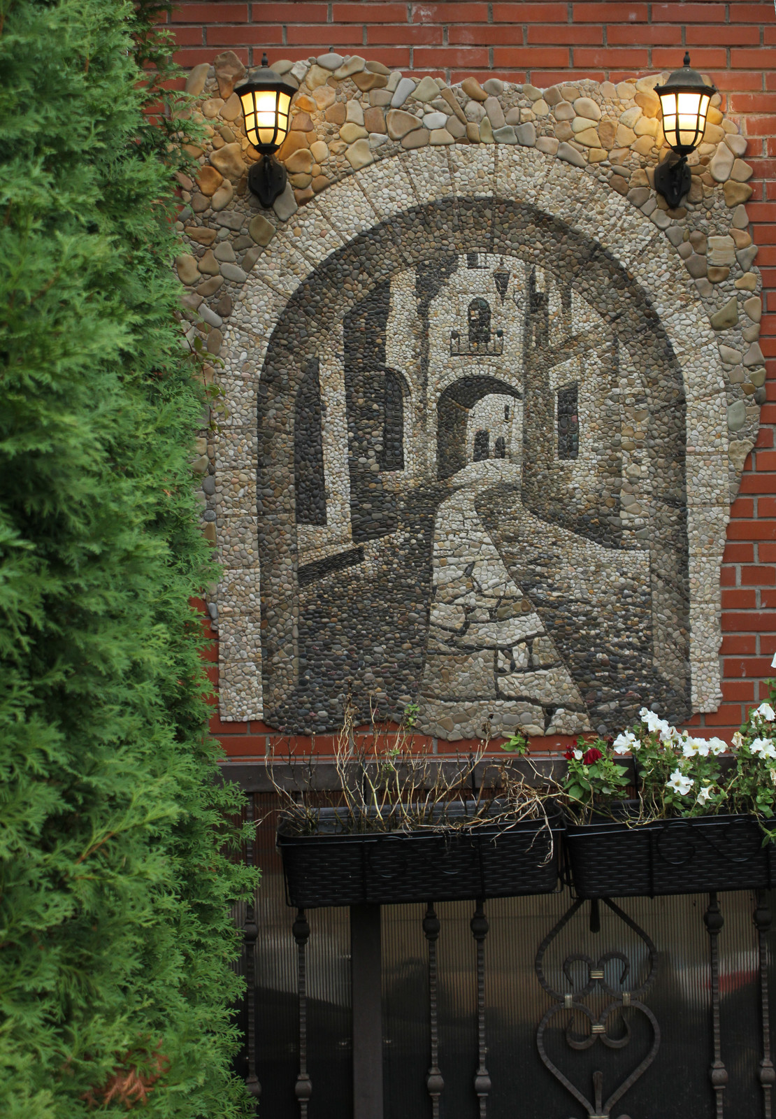 Панно из гальки на фасаде жилого дома