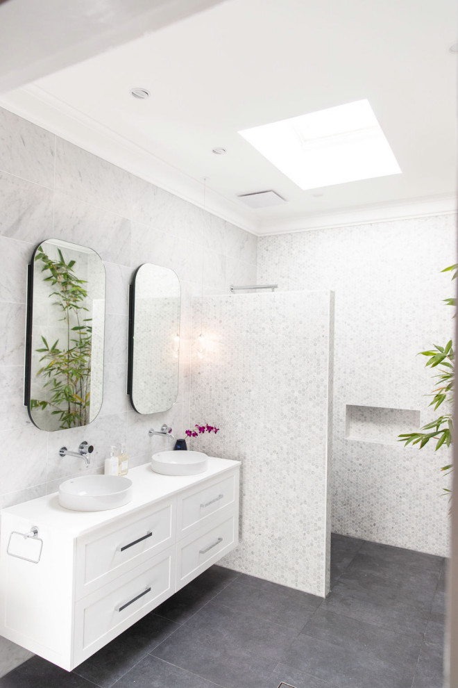 Photo of a contemporary bathroom in Sydney.