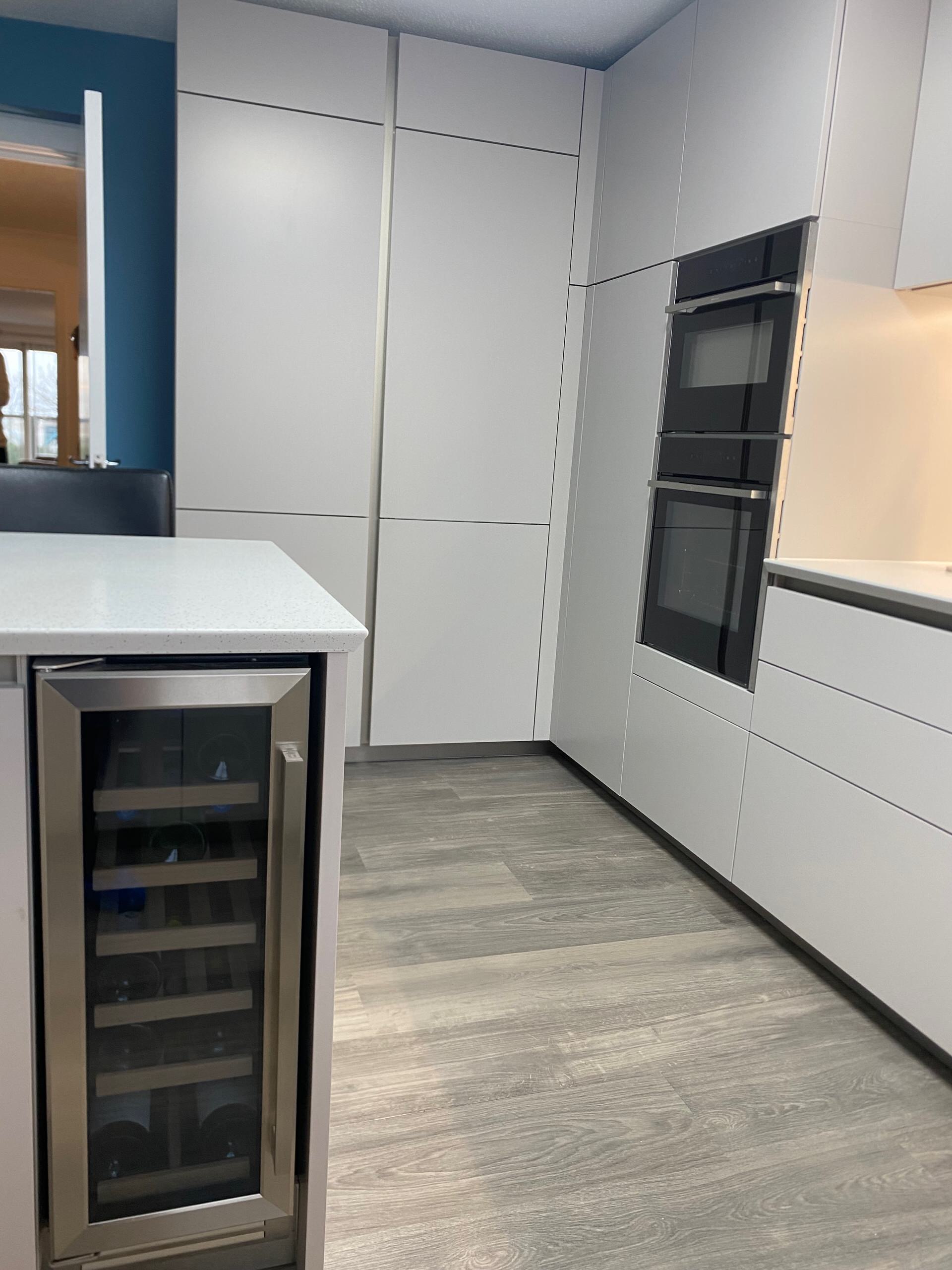 Handleless Apartment Kitchen in Silk Gloss Loam Finish
