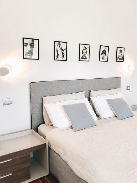 Immagine di una camera da letto contemporanea