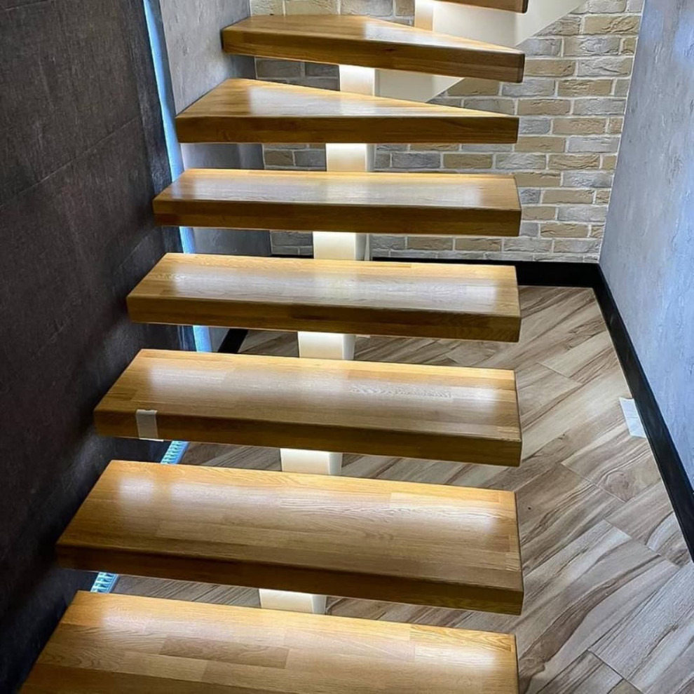 Современная лестница с забежными ступенями