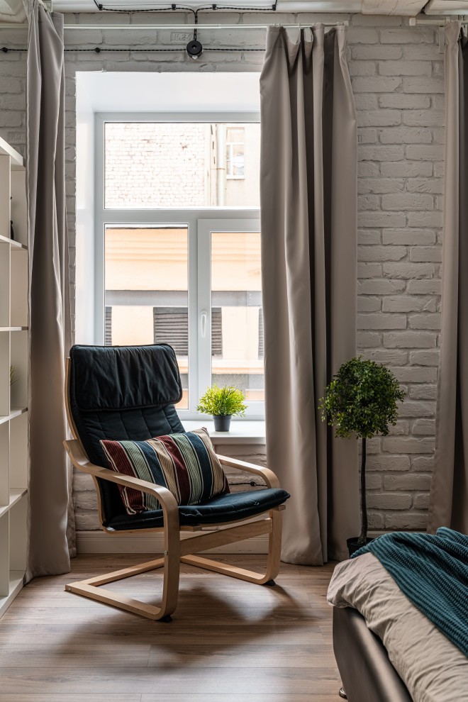 Источник вдохновения для домашнего уюта: серо-белая спальня среднего размера в скандинавском стиле с белыми стенами, полом из ламината, бежевым полом, балками на потолке и кирпичными стенами