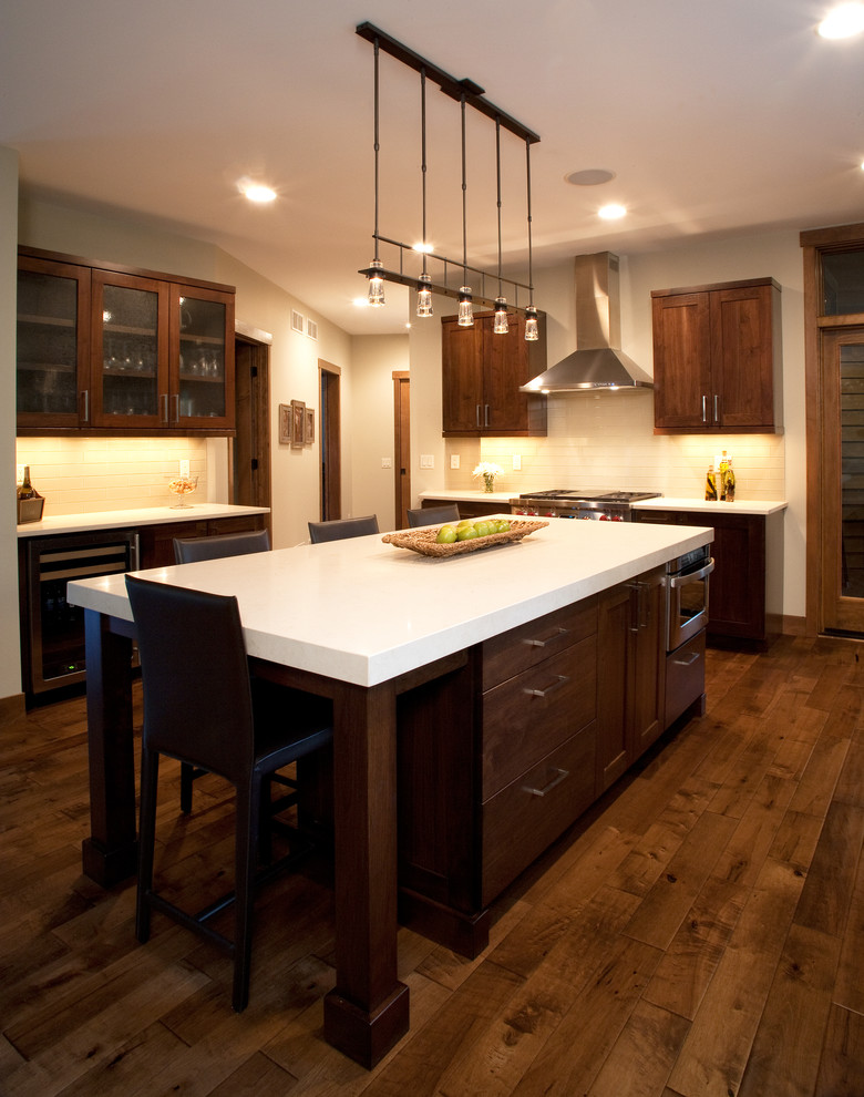Eat-in kitchen - contemporary eat-in kitchen idea with an island